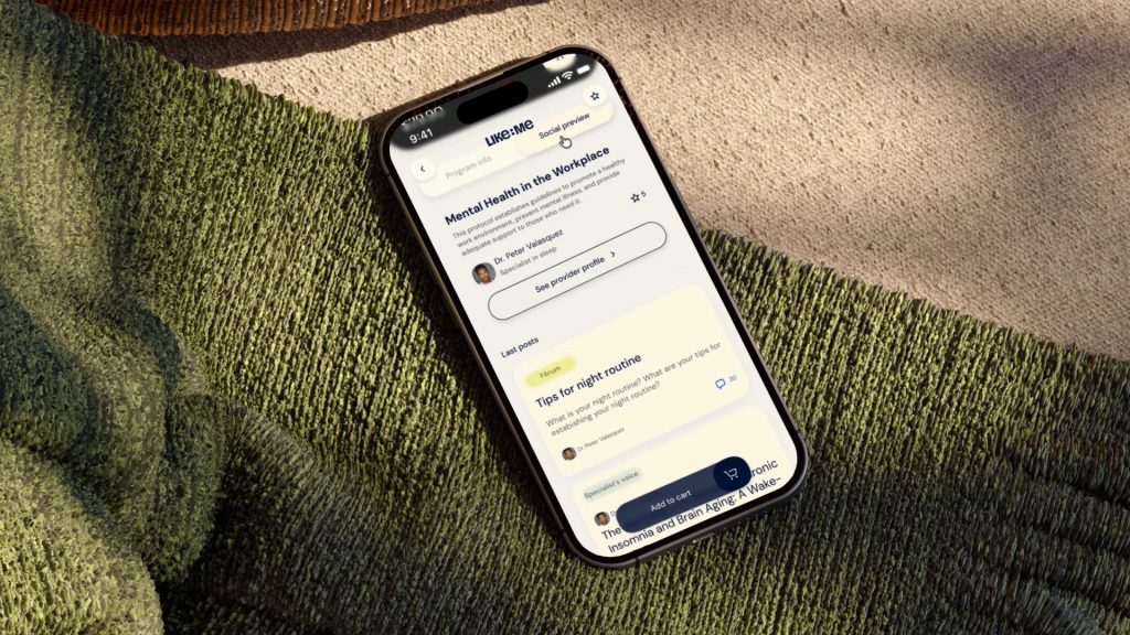 Celular sobre tecido de malha com uma tela de dicas de saúde mental no trabalho