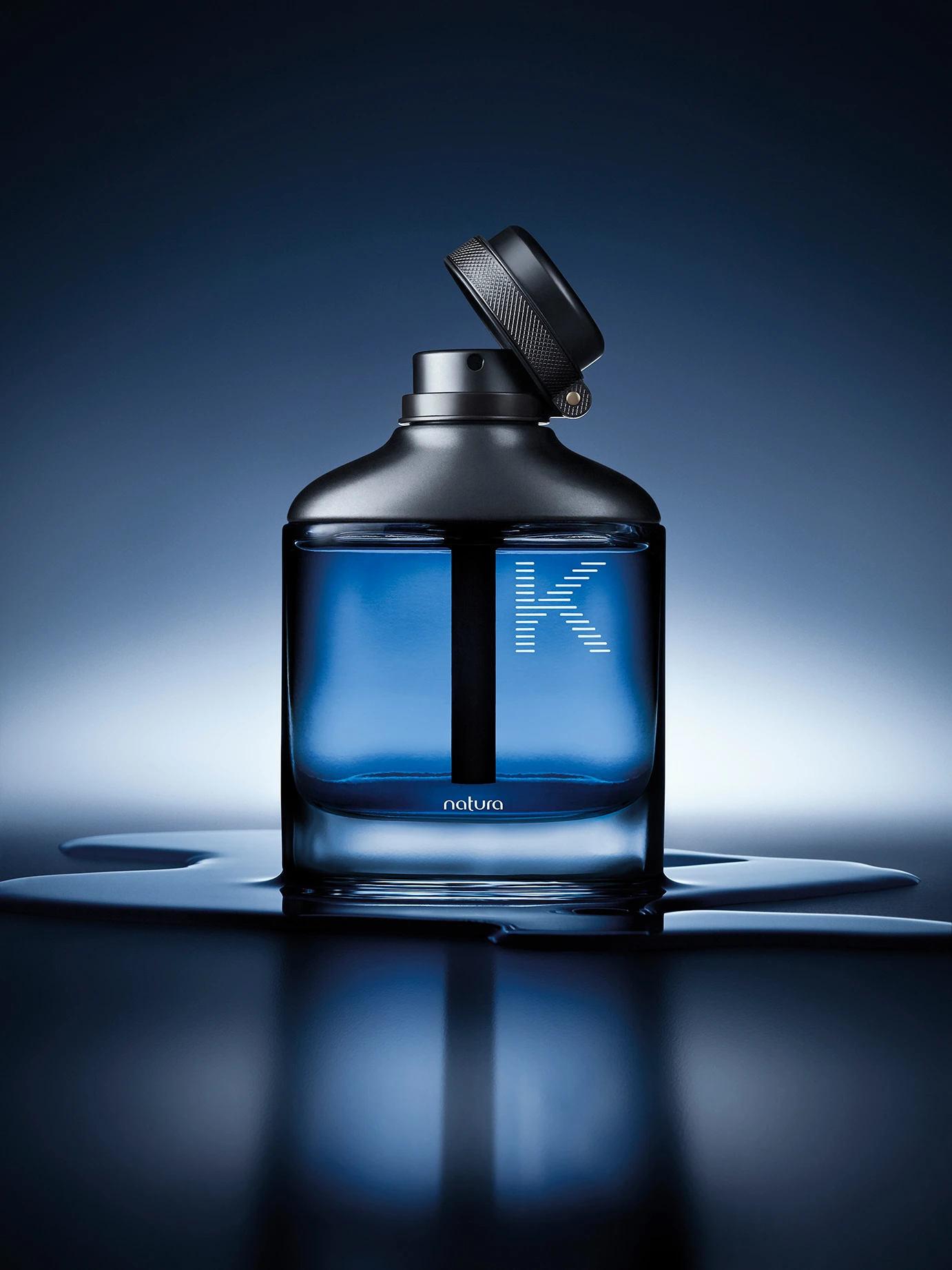 K: fotografia de produto com tampa aberta e reflexo.