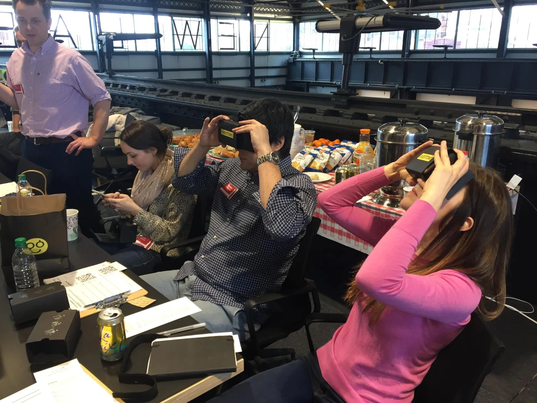 Clientes AB InBev experimentando realidade virtual no escritório de Nova York, com materiais de prototipagem