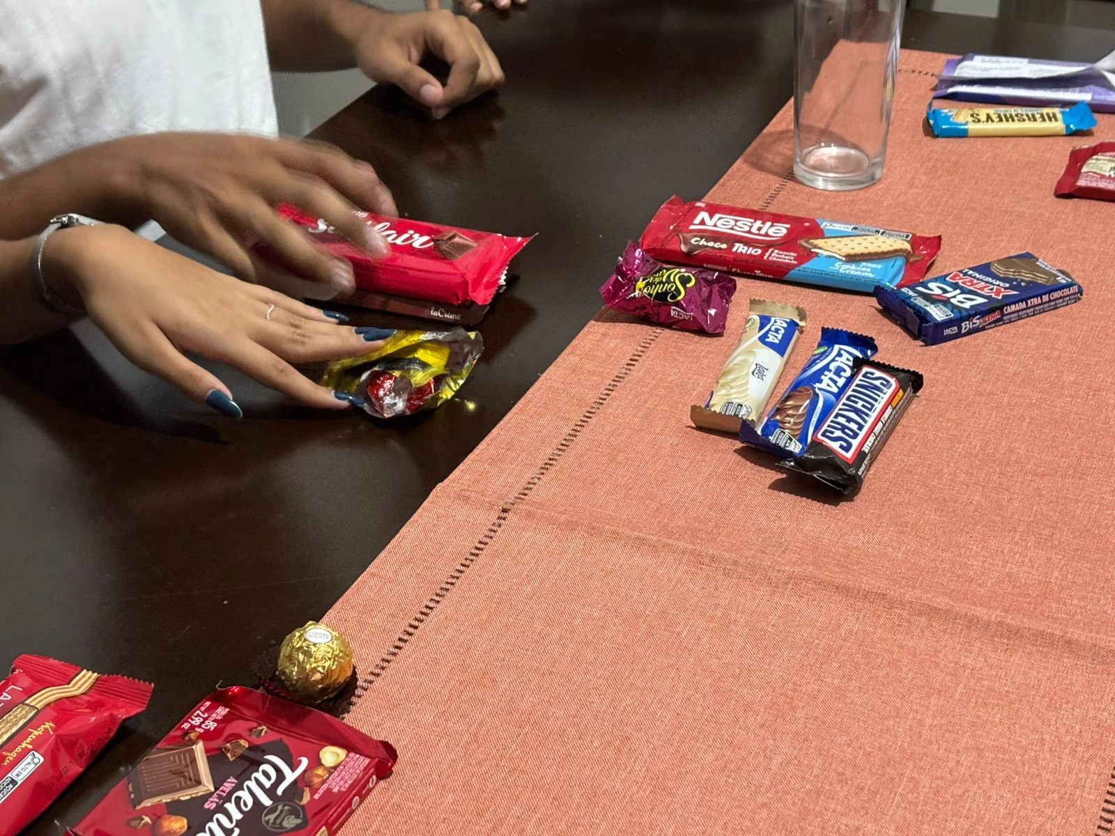 Interação com chocolates e materiais durante a pesquisa Mondelez