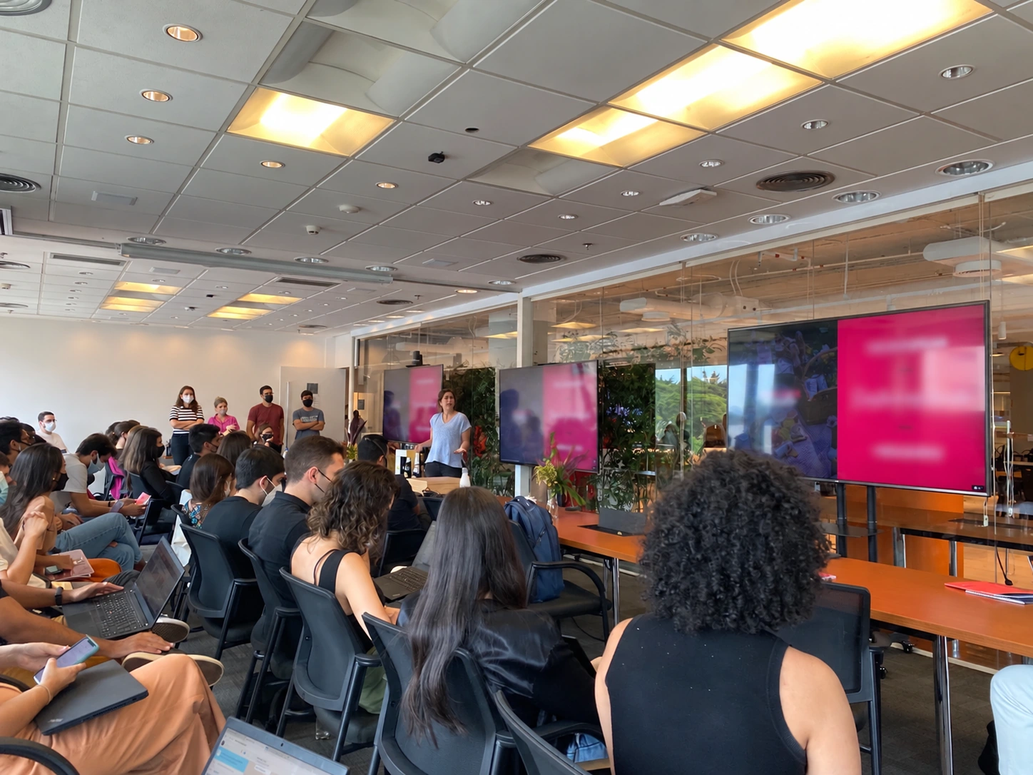 Workshop de inovação Ambev, com conteúdo das telas protegido